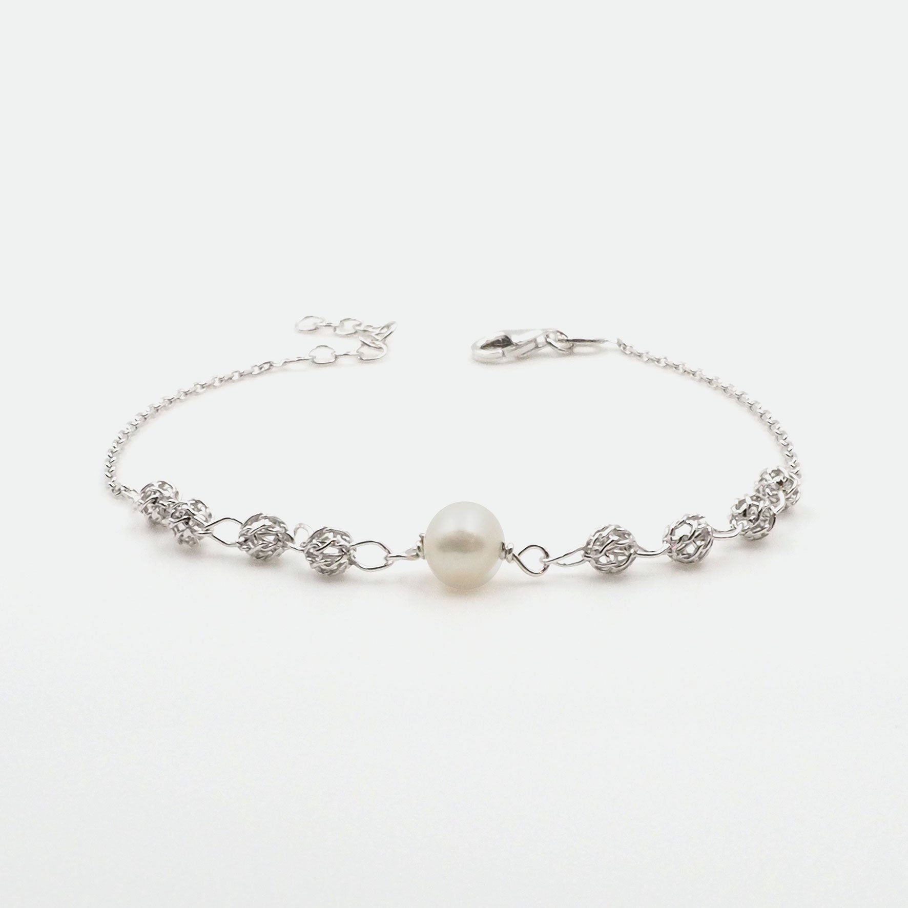 Silber Armbaender fuer Damen jetzt kaufen in unserem Onlineshop oder vor Ort in unserer Filiale in Basel